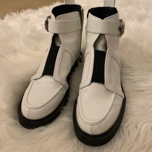 Urban outfitters white/black boots